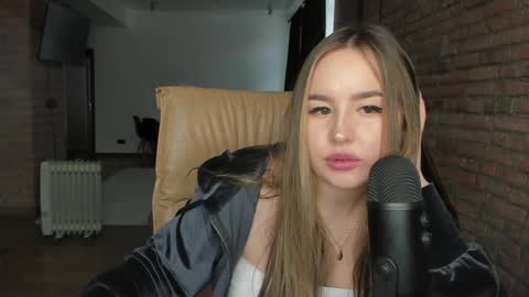 Snapshot of 1loly chatting on 6, 2, 2025 Amy online show from 6, 2, 2025