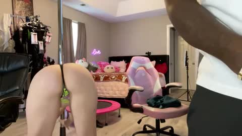 Snapshot of 2for5uncut chatting on 28, 10, 2025 RR UnCut online show from 28, 10, 2025