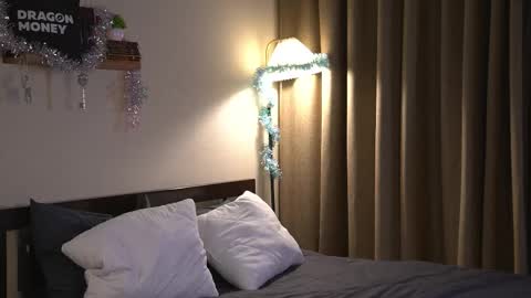 Snapshot of 2girls_1dream chatting on 17, 12, 2025 Elley online show from 17, 12, 2025