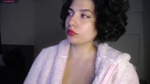 Snapshot of _atenea_golden chatting on 4, 1, 2025 atenea online show from 4, 1, 2025