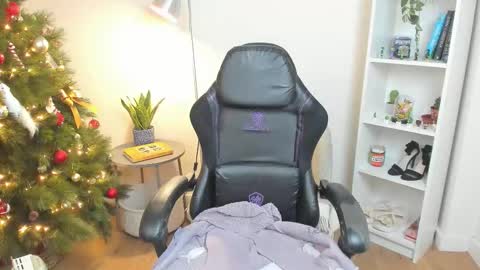 Bella Evans online show from 18, 12, 2025