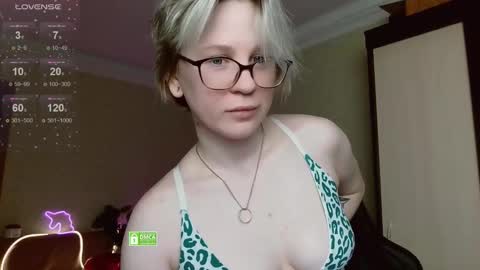 chloue and Gretta online show from 28, 3, 2026