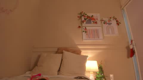 Snapshot of _emily__cb chatting on 19, 12, 2025 Hi Im Emily online show from 19, 12, 2025