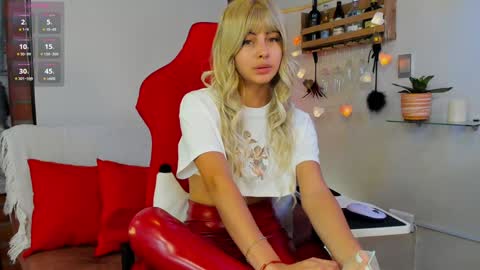 Snapshot of _hottie__ chatting on 7, 1, 2025 _hottie__ online show from 7, 1, 2025