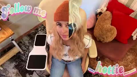 Snapshot of _hottie__ chatting on 8, 10, 2025 _hottie__ online show from 8, 10, 2025