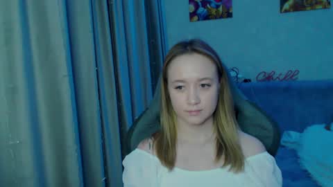 _lalune_ online show from 4, 1, 2025