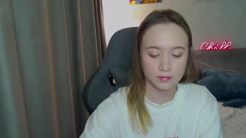 _lalune_ online show from 1, 3, 2025