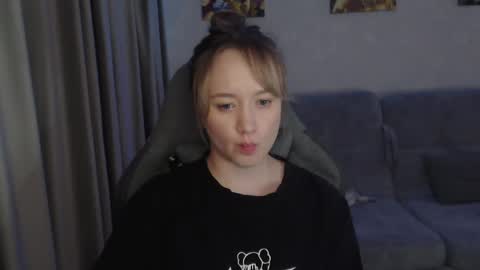 _lalune_ online show from 10, 3, 2025