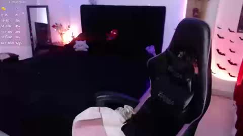 Queen.  Help me reach 100 thumbs up  online show from 22, 9, 2025