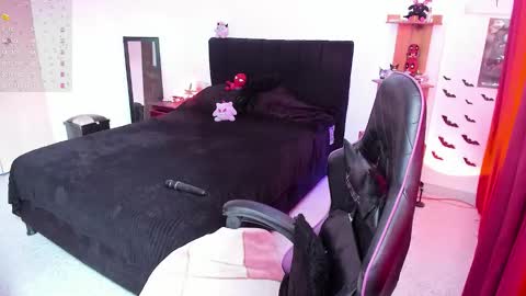 Queen.  Help me reach 100 thumbs up  online show from 3, 2, 2026