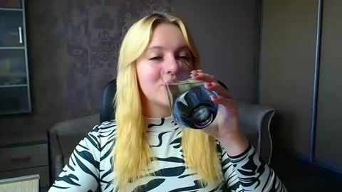 Snapshot of _mila_la_ chatting on 8, 5, 2026 Melanie online show from 8, 5, 2026
