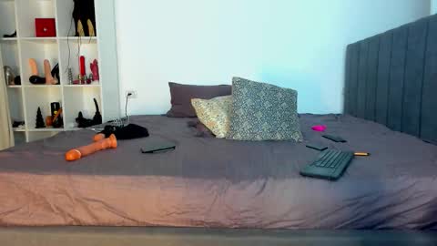 AstrideVonTeese online show from 17, 9, 2025