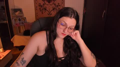 Snapshot of _peach__ chatting on 28, 4, 2026 violeta ig online show from 28, 4, 2026