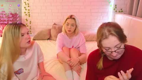 Merlizz Eva Jane Mila Nicole  left to right  online show from 30, 9, 2025