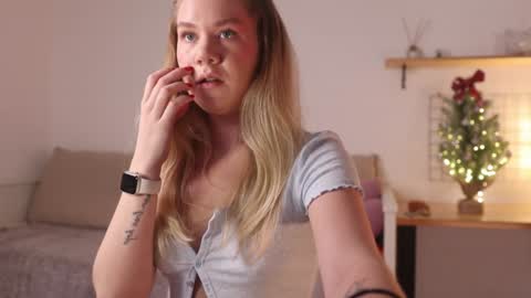 Snapshot of _teasecake_ chatting on 16, 12, 2024 Annie online show from 16, 12, 2024