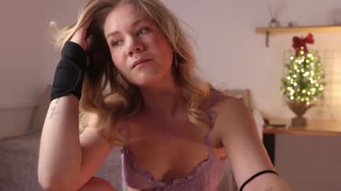 Snapshot of _teasecake_ chatting on 23, 12, 2024 Annie online show from 23, 12, 2024