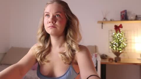 Snapshot of _teasecake_ chatting on 5, 1, 2025 Annie online show from 5, 1, 2025