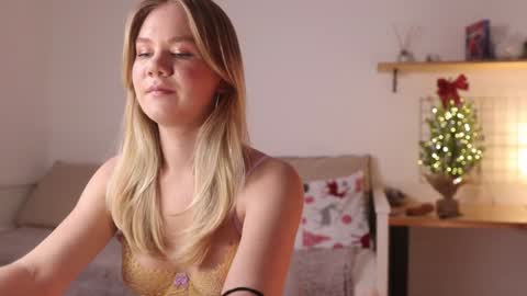 Snapshot of _teasecake_ chatting on 10, 1, 2025 Annie online show from 10, 1, 2025