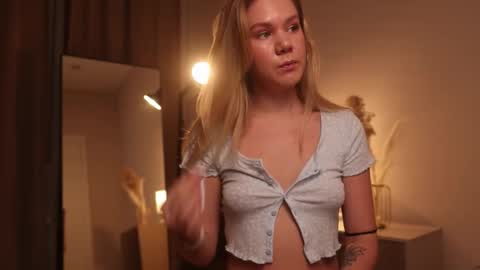 Snapshot of _teasecake_ chatting on 13, 2, 2025 Annie online show from 13, 2, 2025