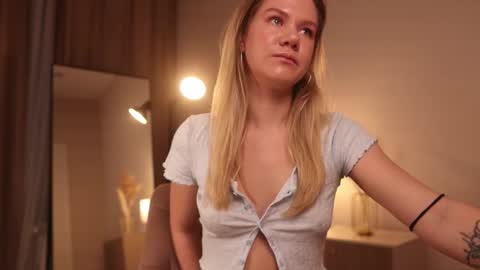 Snapshot of _teasecake_ chatting on 17, 2, 2025 Annie online show from 17, 2, 2025