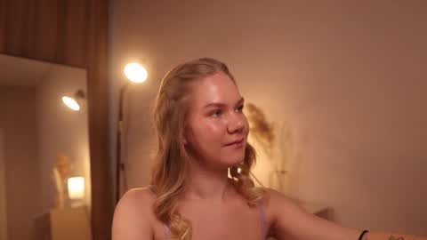 Snapshot of _teasecake_ chatting on 23, 2, 2025 Annie online show from 23, 2, 2025