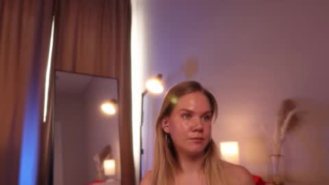 Snapshot of _teasecake_ chatting on 11, 3, 2025 Annie online show from 11, 3, 2025