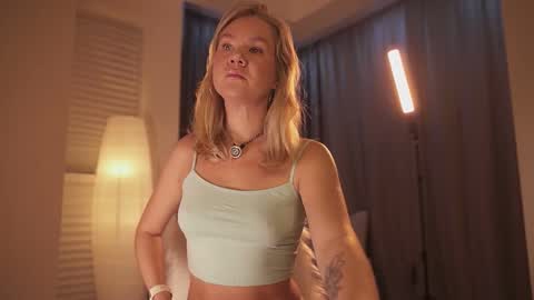 Snapshot of _teasecake_ chatting on 1, 12, 2025 Annie online show from 1, 12, 2025