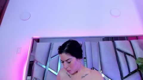 Snapshot of _valeria_saenz_ chatting on 6, 10, 2025 _valeria_saenz_ online show from 6, 10, 2025