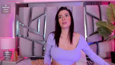 Snapshot of _valeria_saenz_ chatting on 13, 10, 2025 _valeria_saenz_ online show from 13, 10, 2025