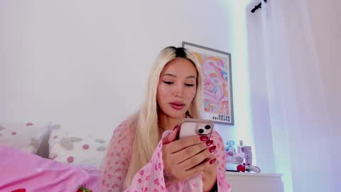 Snapshot of _viioletweekend_ chatting on 1, 3, 2025 online show from 1, 3, 2025