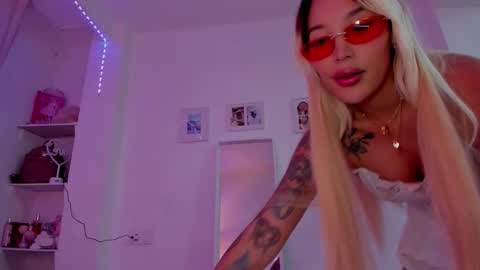 Snapshot of _viioletweekend_ chatting on 28, 11, 2025 online show from 28, 11, 2025