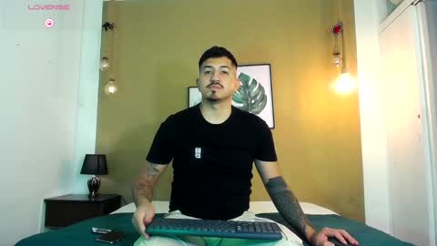 Snapshot of aaron_williams09 chatting on 5, 3, 2025 Your aron online show from 5, 3, 2025