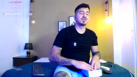 Snapshot of aaron_williams09 chatting on 5, 3, 2025 Your aron online show from 5, 3, 2025