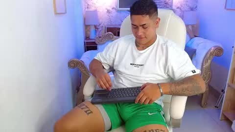 Snapshot of aaronn_12 chatting on 2, 12, 2025 Aaron online show from 2, 12, 2025