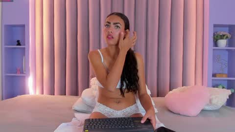 Snapshot of aashleytaylor chatting on 2, 2, 2025 AASHLEY online show from 2, 2, 2025