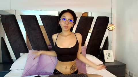 Snapshot of abril_lee__ chatting on 1, 2, 2025 Abril online show from 1, 2, 2025
