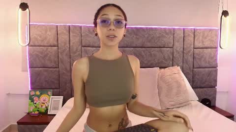 Snapshot of abril_lee__ chatting on 24, 10, 2025 Abril online show from 24, 10, 2025