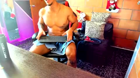 Adam Valencia online show from 8, 12, 2024