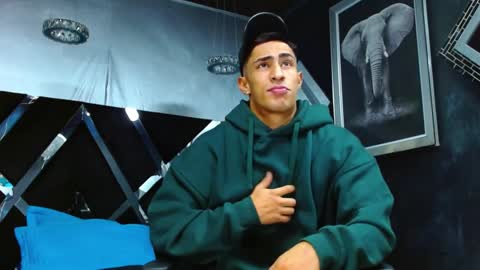 Snapshot of adrian_rae chatting on 12, 12, 2024   online show from 12, 12, 2024