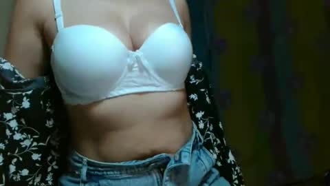 Adriana Tellez online show from 3, 1, 2025