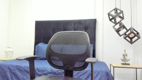 Adrein Roche online show from 4, 3, 2025