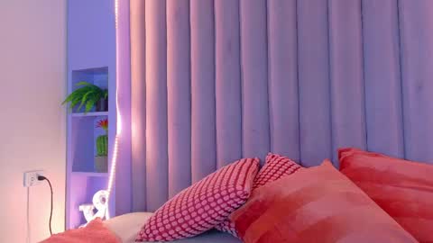 Snapshot of ahslyevans__ chatting on 19, 5, 2026 AHSLY online show from 19, 5, 2026