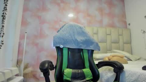 Snapshot of aida_rose chatting on 23, 11, 2025 karoline online show from 23, 11, 2025