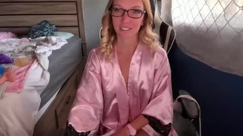 Snapshot of ajmiller25 chatting on 28, 4, 2026 AJ online show from 28, 4, 2026