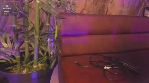 Snapshot of alahia_dangelo_ chatting on 1, 12, 2025 ALAHIA online show from 1, 12, 2025