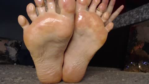 Snapshot of alanna_gold chatting on 4, 1, 2025 Alanna online show from 4, 1, 2025