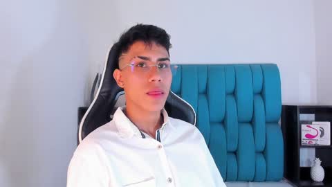 Snapshot of alannaughty_ chatting on 5, 2, 2025 alannaughty_ online show from 5, 2, 2025