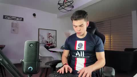 Snapshot of alejoo_twink chatting on 18, 11, 2025 ONLYFANS Alejoo twink online show from 18, 11, 2025