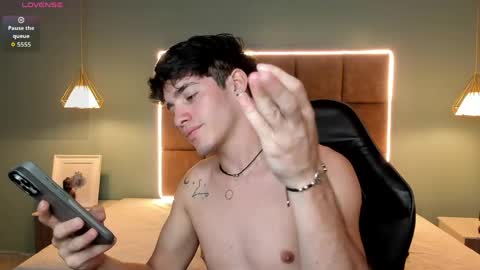 Snapshot of alejootwink chatting on 9, 5, 2026 ALejoo Saenz online show from 9, 5, 2026