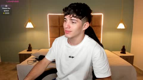 Snapshot of alejootwink chatting on 17, 5, 2026 ALejoo Saenz online show from 17, 5, 2026